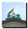 Statue en bronze en haut de l'opéra avec le drapeau arc-en-ciel.