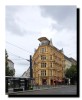 Un viel immeuble berlinois avec devant un arret de tram